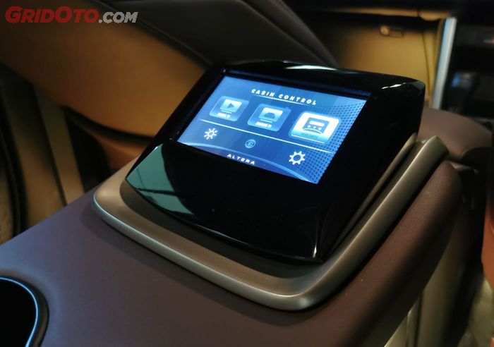 Kisi-kisi rear center console yang bakal diterapkan di mobil divisi baru Lombardi mengimbangi kemewahan kabin Innova Zenix