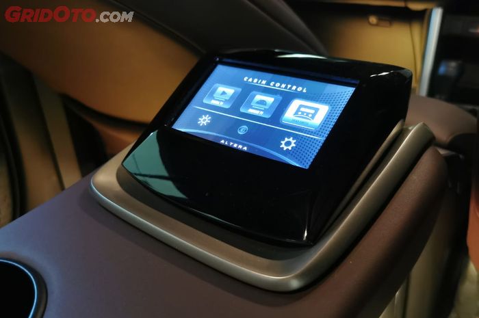 Kisi-kisi rear center console yang bakal diterapkan di mobil divisi baru Lombardi mengimbangi kemewahan kabin Innova Zenix