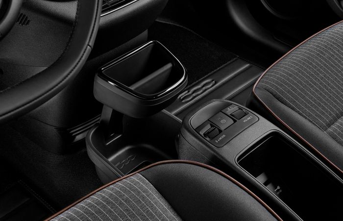 Sederet kotak penyimpangan tersedia di kabin