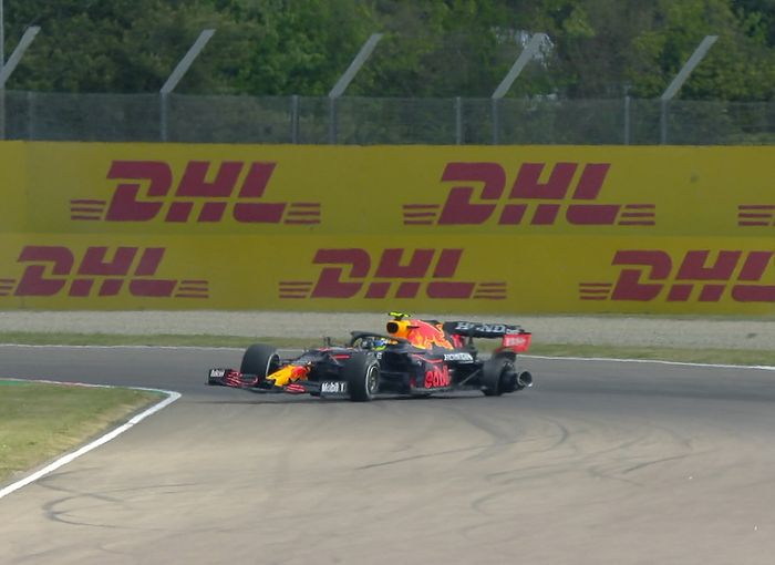Sesi FP1 sempat dihentikan atau Red Flag, usai Sergio Perez (Red Bull) mengalami pecah ban