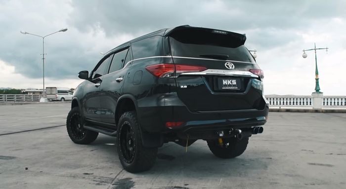 Kaki-kaki Toyota Fortuner dibuat lebih jangkung