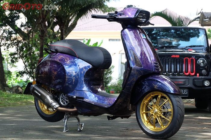 Vespa Sprint I-Get milik Helmy. Tampil dengan kaki hedon dan airsuspension.