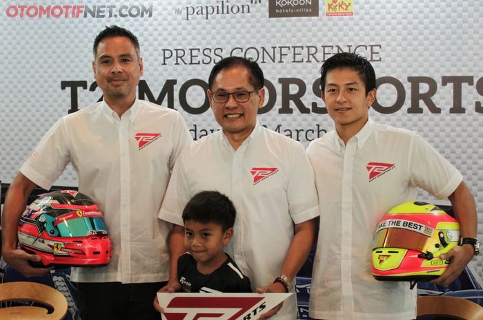 kiri-kanan: David Tjiptobiantoro, Irmawan Poedjoadi, dan Rio Haryanto mempresentasikan target T2 Motorsport tahun ini. 