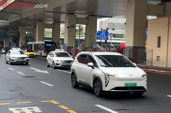 Mobil listrik di Shanghai China pakai pelat nomor berwarna hijau