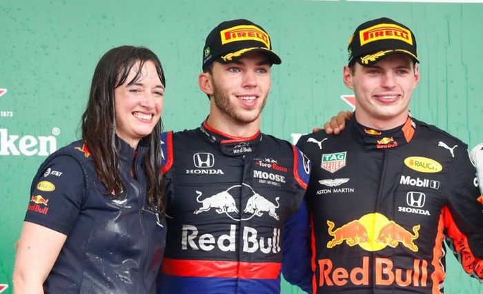 Hannah Schmitz baik podium ketika Max Verstappen juara F1 Brasil 2019