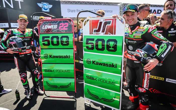 Sam Lowes dan Jonathan Rea merayakan finish ke-500 Kawasaki di balap Superbike setelah finish race 1 WorldSBK Inggris 2022