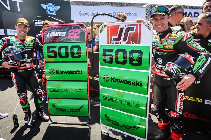 Sam Lowes dan Jonathan Rea merayakan finish ke-500 Kawasaki di balap Superbike setelah finish race 1 WorldSBK Inggris 2022