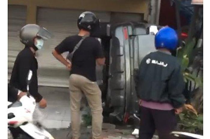 Sebuah mobil mengalami kecelakaan lalu lintas terguling di Jalan Raya Sesetan, depan Pangkalan TNI AL, Denpasar Selatan, Denapsar, Bali, pada Selasa (15/9/2020). 