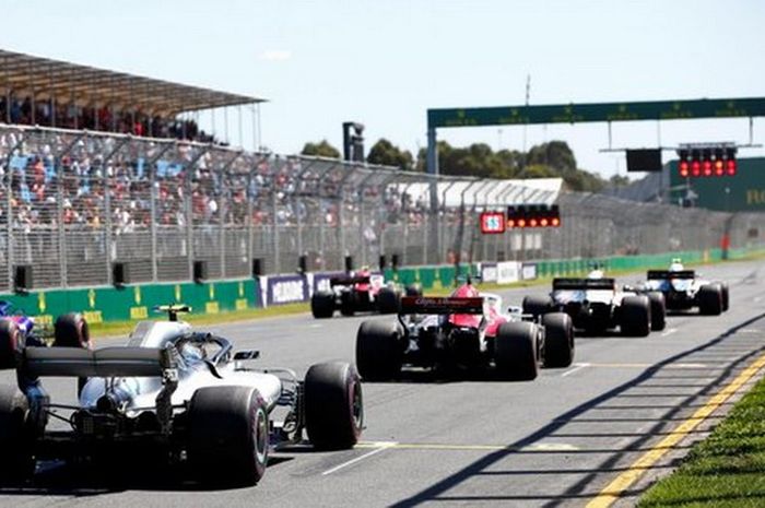 Para pembalap tengah menjalani latihan start setelah sesi latihan bebas hari Jumat di sirkuit Albert Park, Melbourne, Asutralia