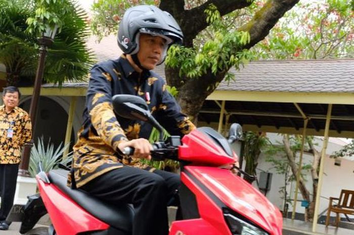 Presiden Joko Widodo menjajal motor listrik Gesits di Istana Kepresidenan, Jakarta, Rabu (7/11/2018)