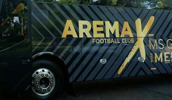 Tampak samping Mercedes Benz, bus baru Arema FC