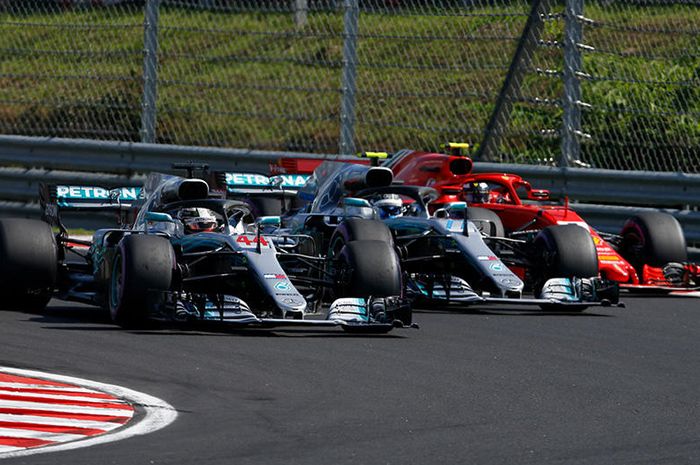 Dua pembalap Mercedes bersaing dengan pembalap Ferrari di GP F1 Hongaria