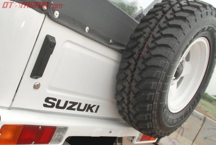 Pintu belakang Suzuki Jimny Sierra berkisar 3-jutaan minus engsel, handel pintu, dan tire hanger.