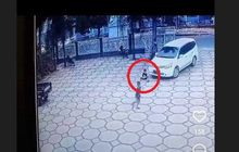 Terekam CCTV, Nissan Grand Livina Gilas Bocah 6 Tahun di Halaman Masjid