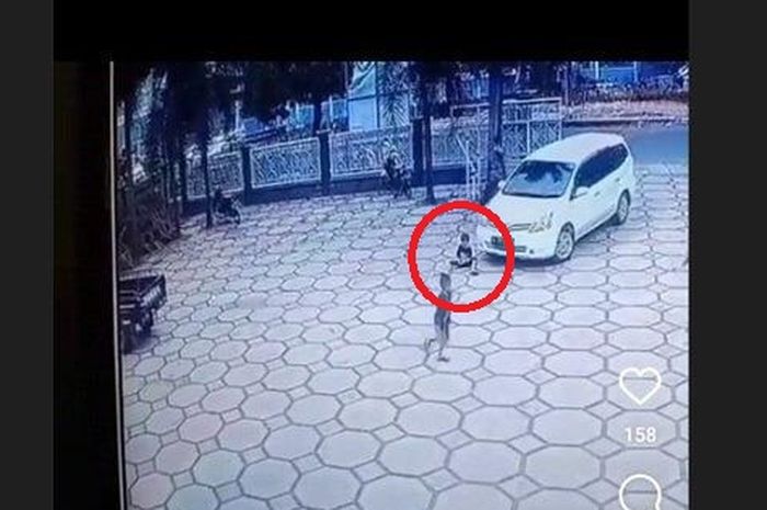 Rekaman CCTV saat bocah usia 6 tahun bernama Zafir digilas Nissan Grand Livina di halaman masjid Baitul Mu'imin, kota Pekalongan, Jawa Tengah