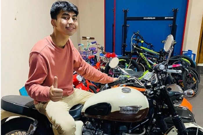 Miliki paras mirip Raffi Ahmad, Dimas Ramadhan berpose di atas Triumph Bonneville.