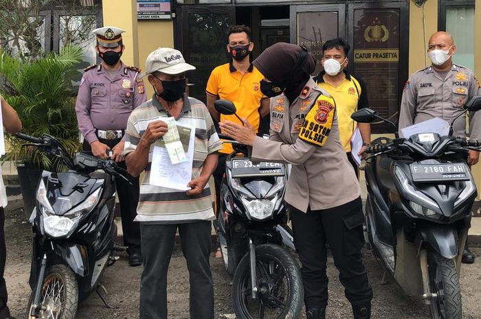 Polsek Babakan Madang Polres Bogor menyerahkan barang bukti berupa kendaraan bermotor.