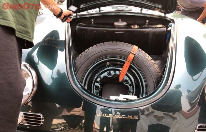 Bagasi dan tempat ban cadangan ada di bagian depan mobil