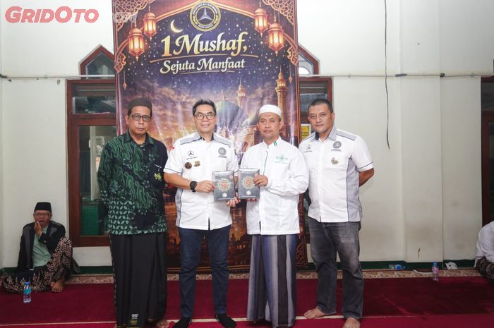 Penyerahan secara simbolis 1.211 unit mushaf Al-Qur'an oleh perwakilan Mercedes-Benz W211 Club Indonesia (MB W211 CI) Bekasi Chapter