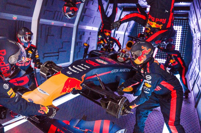 Red Bull Racing lakukan pit stop di langit