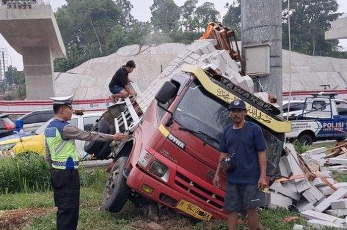 Truk muatan hebel mengalamo rem blong di turunan Bawen. Ini yang dilakukan sopir ketika kejadian