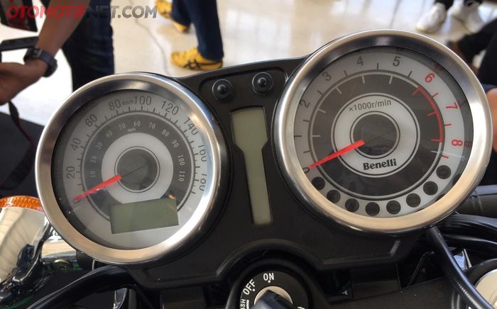 Speedometer membulat dengan bacaan analog plus digital