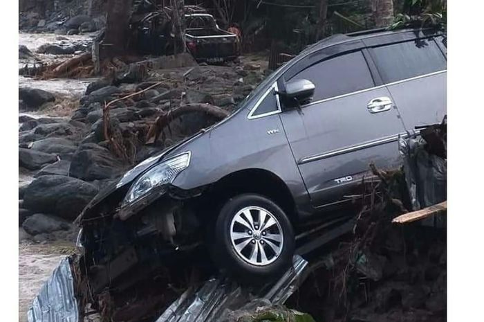 Toyota Innova tapak tersangkut di puing-puing bangunan