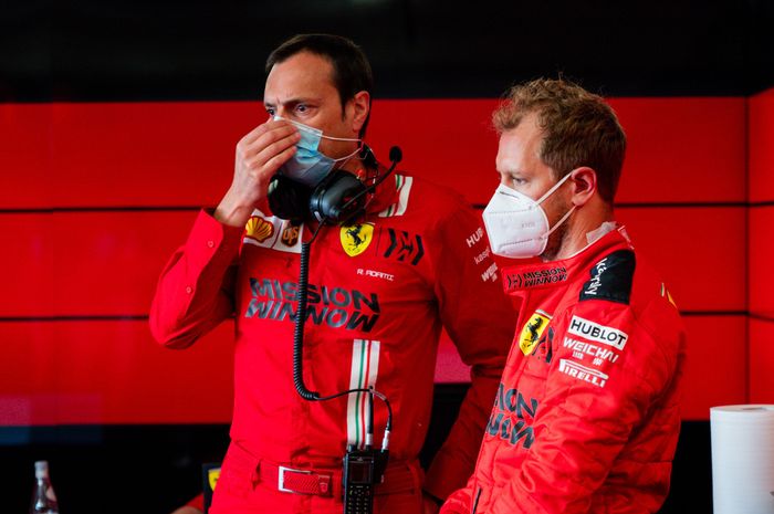 Sebastian Vettel dan kru tim Ferrari menggunakan masker selama menjalani tes di sirkuit Mugello