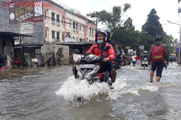 Motor menerobos banjir