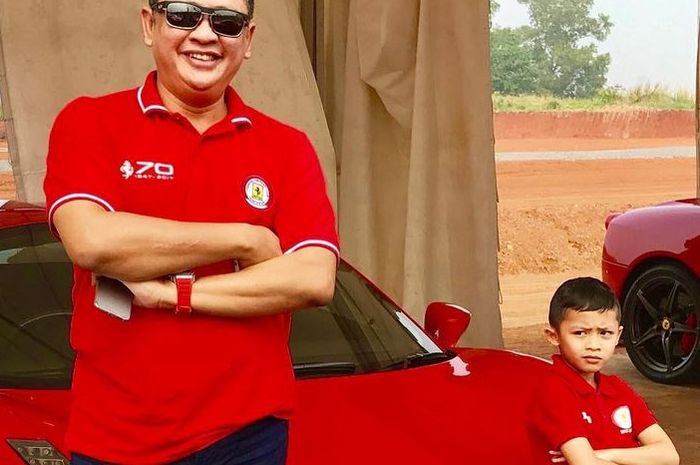 Bambang Soesatyo dengan salah satu koleksi mobil mewahnya