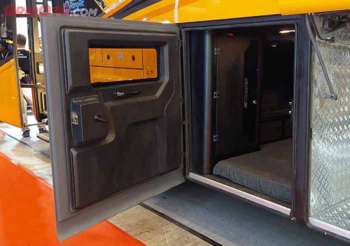 Pintu rahasia menuju kandang macan, bus PO 27 Trans garapan karoseri Tentrem.