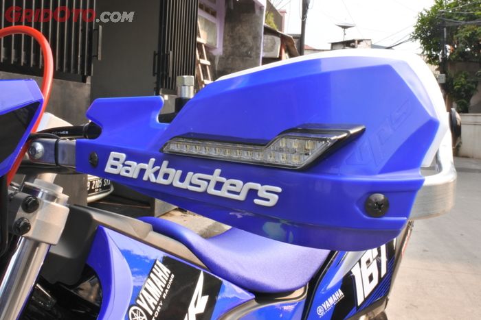 Handguard Barkbusters dengan custom led sein.