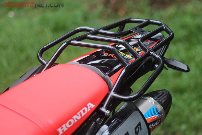 Rak belakang dari H2C Thai disematkan untuk membawa barang saat riding jauh pakai Honda CRF250 Rally ini