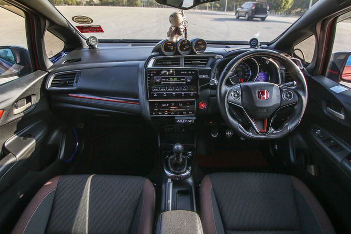 Tampilan kabin modifikasi Honda Jazz GK5 ini juga dihiasi banyak part Mugen