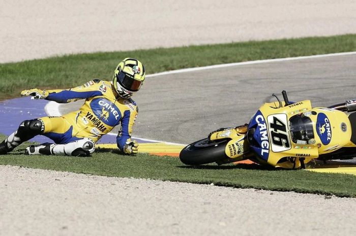 Valentino Rossi kehilangan gelar di MotoGP 2006 karena crash di seri terakhir MotoGP Valencia, Nicky Hayden jadi juara