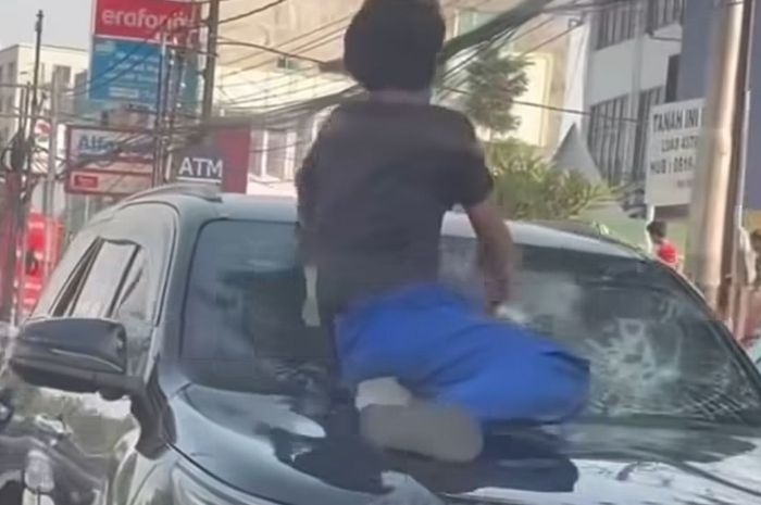 Toyota Fortuner jadi sasaran amuk massa warga yang tidak tahu kronologi sebenarnya