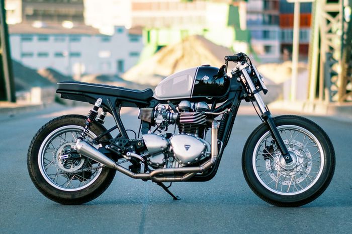 Triumph Thruxton cafe tracker 