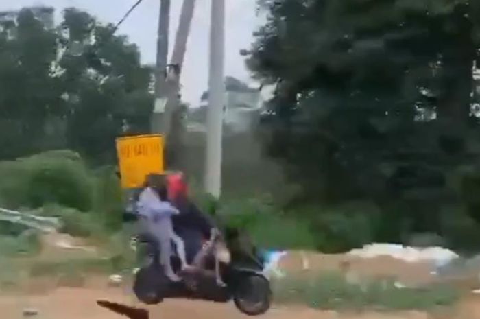 Honda PCX sampai terbang diduga karena rem blong.