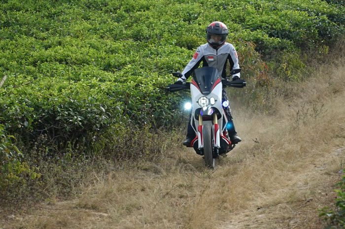 Honda PCX adventure dijajal Tony di trek offroad