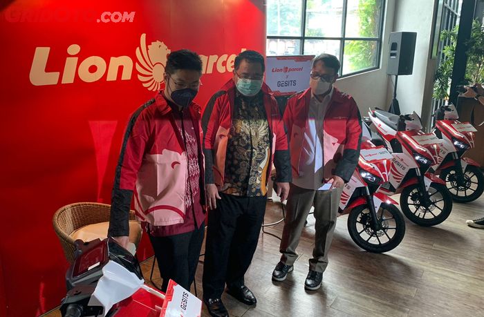 Peresmian kerja sama Lion Parcel dan Gesits