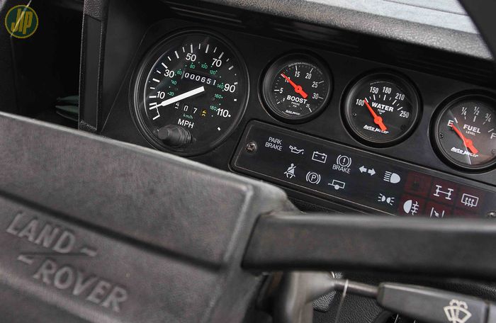 Supaya makin detail, speedometer digantikan milik Land Rover NAS yang menggunakan satuan kecepatan MPH. 