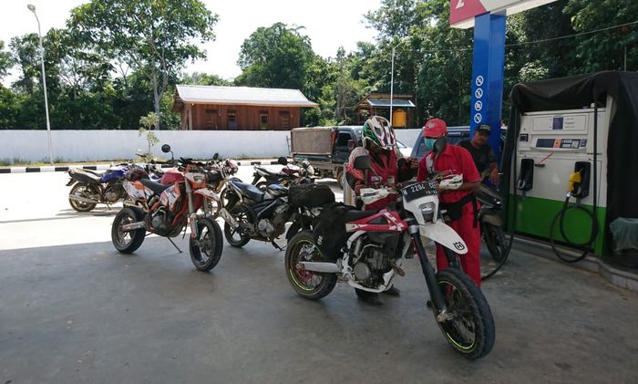 Expedisi Memotong Kalimantan. Di salah satu SPBU yang diantri banyak motor bertangki gede