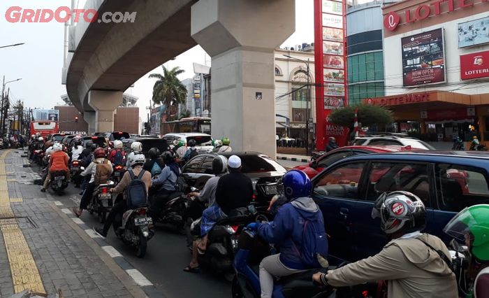 Ilustrasi lalu lintas di Jl. Fatmawati sebelum adanya penyekatan PPKM