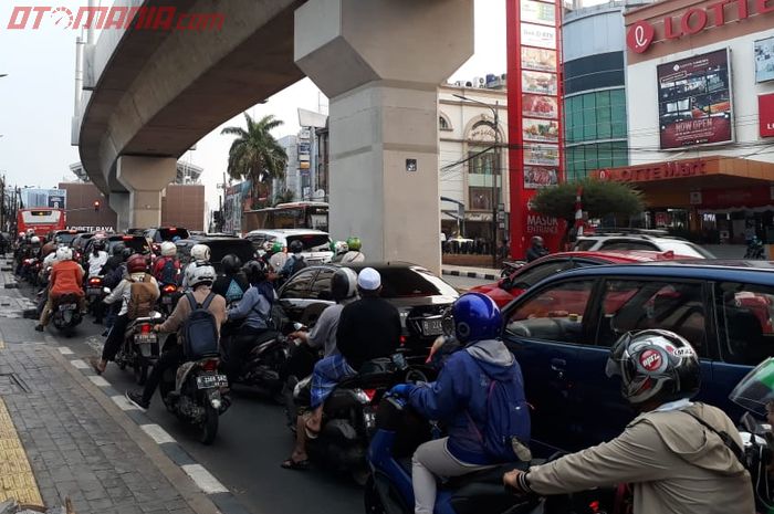 Lalu lintas di Jl. Fatmawati, saat hari pertama sosialisasi perluasan ganjil genap, Senin (12/8/2019) pukul 17.00 WIB