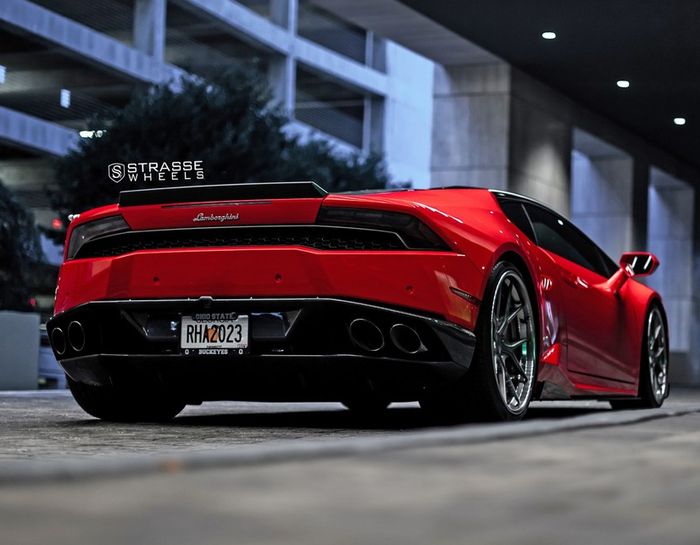 Tampilan belakang modifikasi Lamborghini Huracan berjubah merah Ferrari