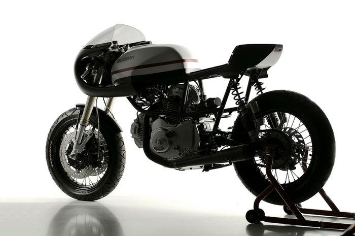 Cagiva Alazzurra custom &ldquo;Ducati Pantah&rdquo; dari Capelos Garage