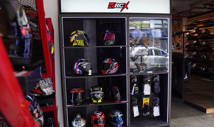 RCX Motogarage menyediakan apparel, helm dan aksesori bekas.