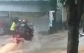 Pemotor Berjuang Lawan Arus Deras, Saat Banjir Terjang Semarang