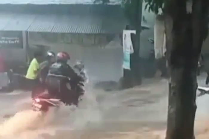 Banjir parah terjang Kota Semarang, banyak kendaraan yang roboh