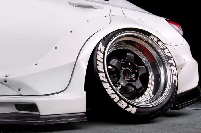 Kaki-kaki Honda Civic Si ditopang airsus dan pelek Work S1